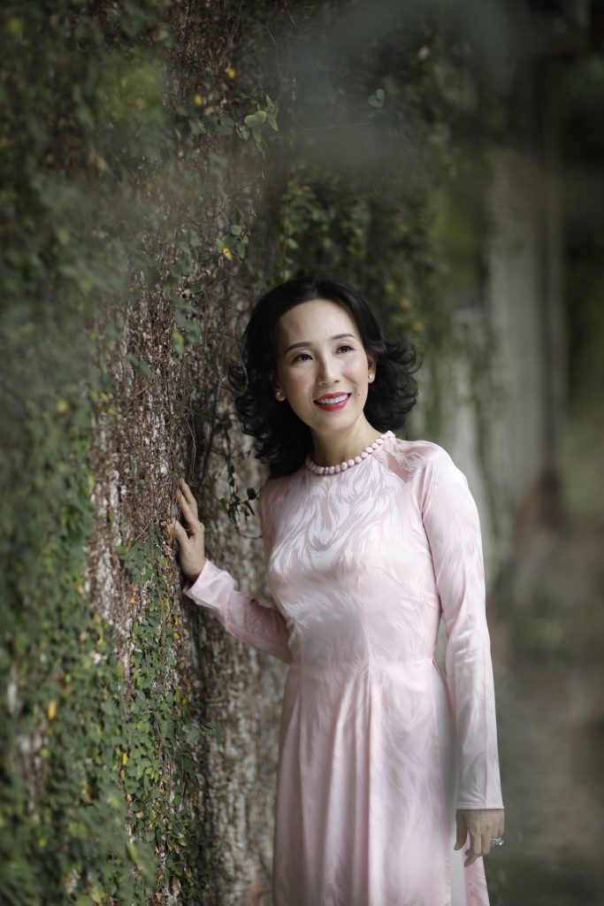 Hồng Nhung Lapari phụ nữ khí chất sống tinh tế
